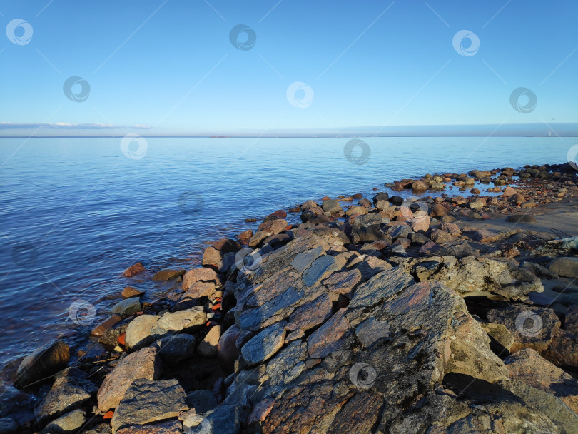 Скачать Скалистая береговая линия с водоемом на заднем плане фотосток Ozero