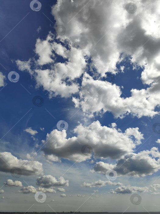 Скачать Небо голубое, в нем много облаков фотосток Ozero