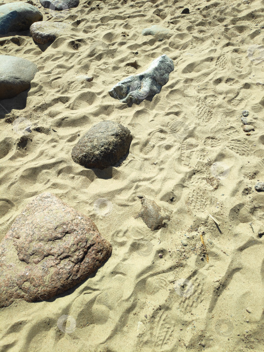 Скачать Пляж со скалой и несколькими другими скалами фотосток Ozero