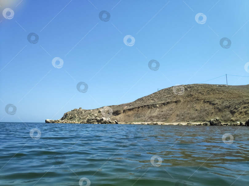 Скачать Водоем со скалистой береговой линией фотосток Ozero