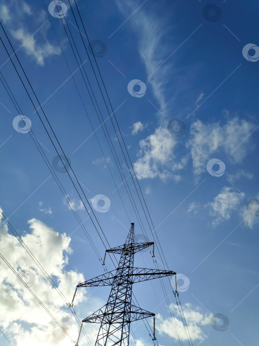 Скачать Высокая электростанция с проводами над ней фотосток Ozero