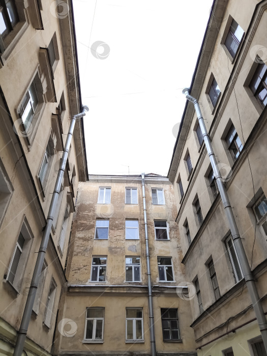 Скачать Здание с множеством окон и труб фотосток Ozero