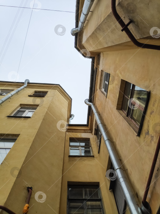 Скачать Здание с множеством окон и высокой башней фотосток Ozero