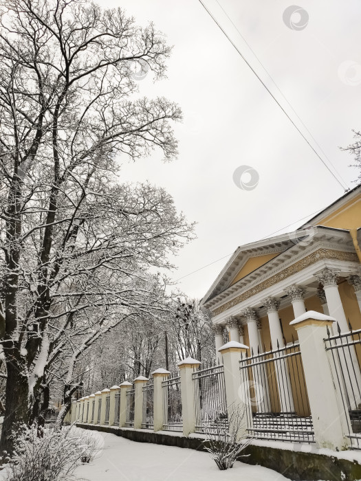 Скачать Здание с белым забором и белой крышей фотосток Ozero