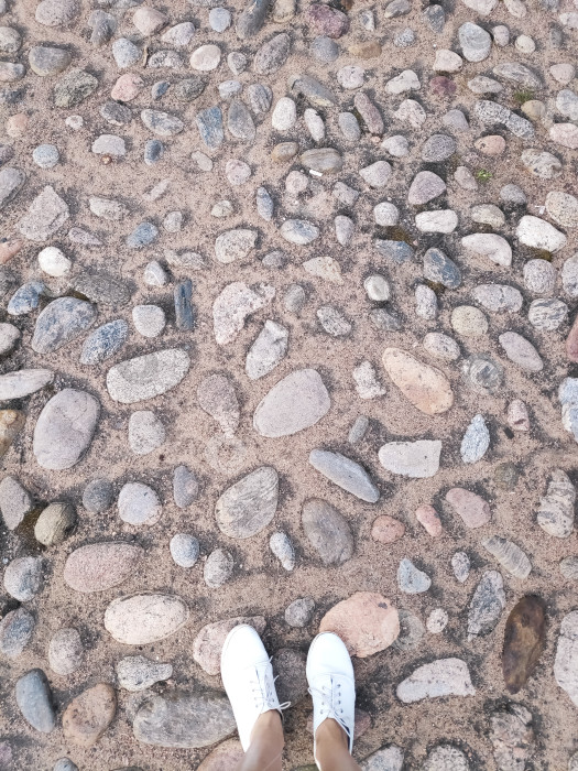 Скачать Человек стоит на каменистой поверхности фотосток Ozero