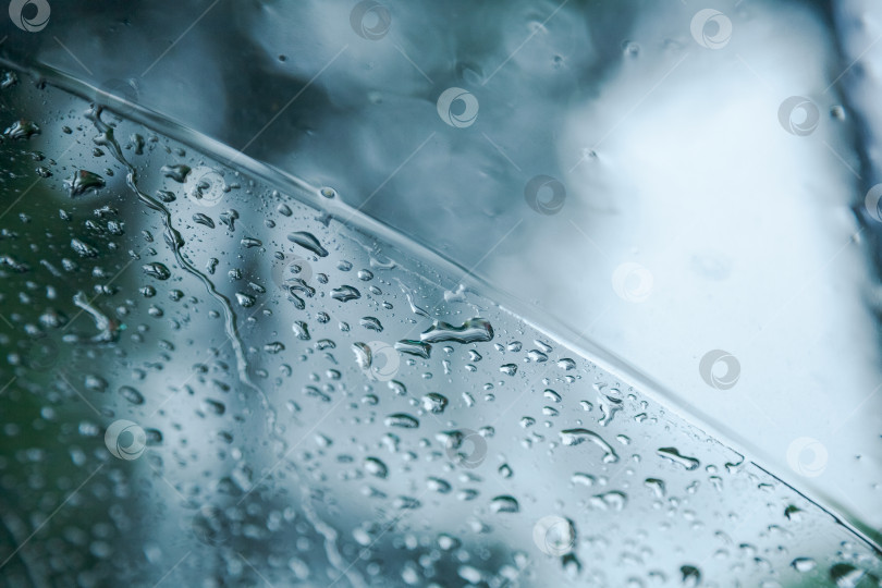 Скачать Капли дождя на лобовом стекле автомобиля фотосток Ozero
