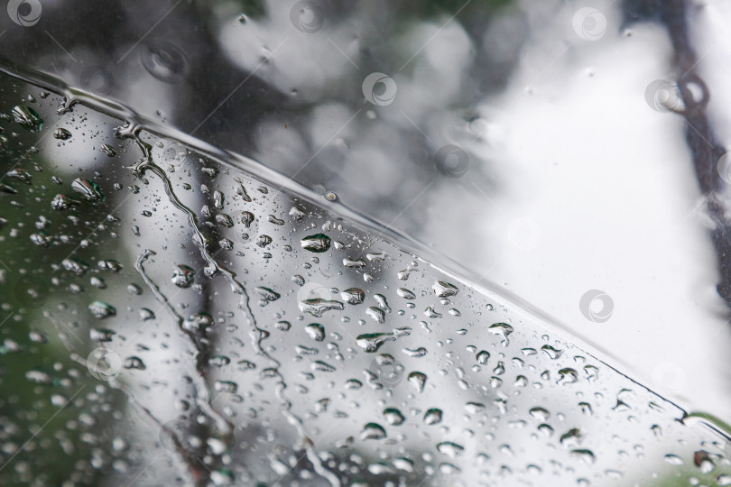 Скачать Капли дождя на лобовом стекле автомобиля фотосток Ozero