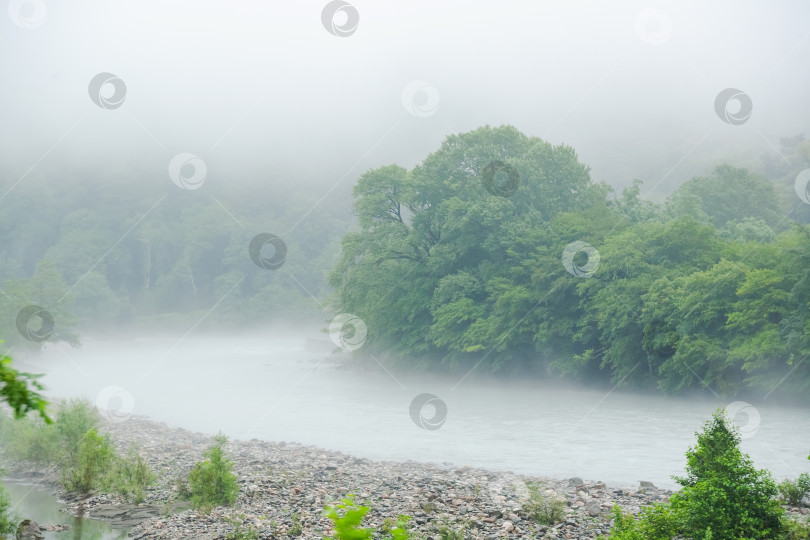Скачать Река с туманной дымкой на заднем плане фотосток Ozero