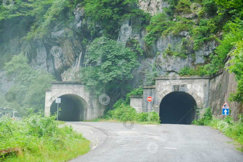 Скачать На дороге есть два туннеля с надписью "въезд запрещен". фотосток Ozero