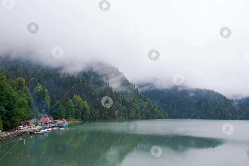 Скачать Озеро с несколькими домиками на берегу фотосток Ozero