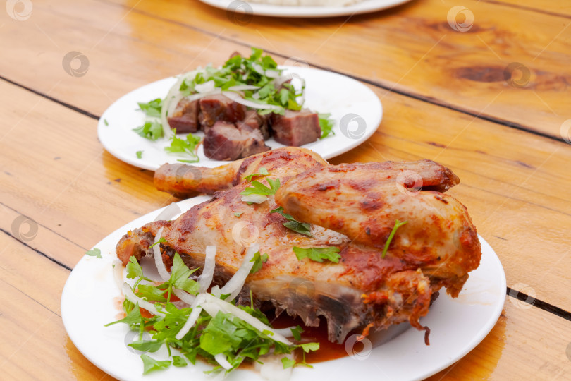 Скачать Тарелка с курицей и овощным гарниром фотосток Ozero