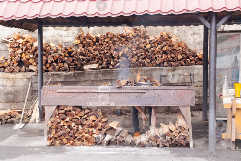 Скачать Мужчина готовит еду на гриле фотосток Ozero