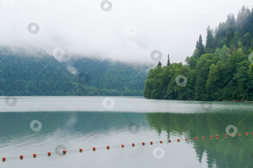 Скачать Озеро с красной сеткой на воде фотосток Ozero