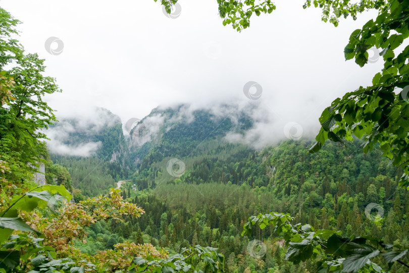 Скачать Горный хребет с облачным небом фотосток Ozero