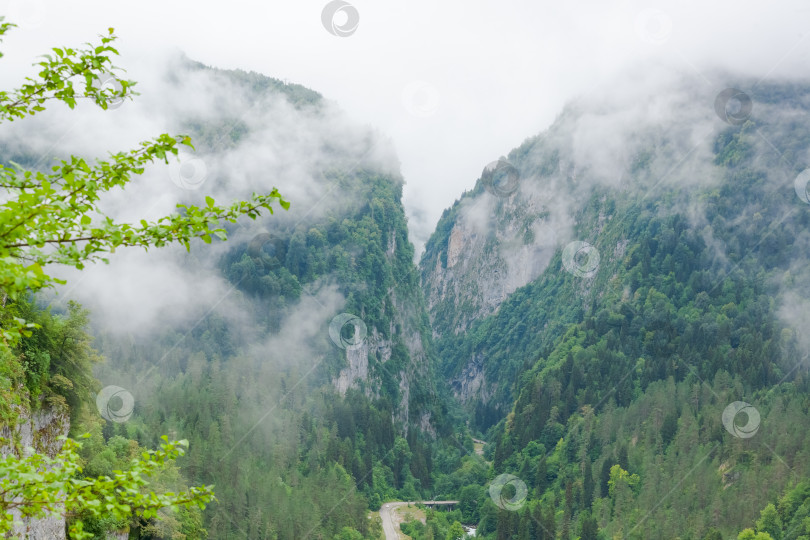 Скачать Горный хребет с туманным небом фотосток Ozero