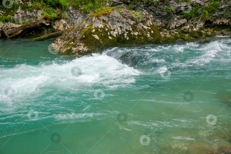Скачать Скала находится посреди реки фотосток Ozero