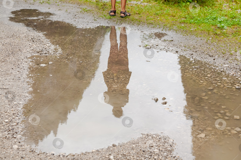 Скачать Человек стоит в луже воды фотосток Ozero