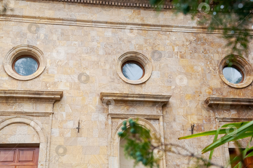 Скачать Здание с тремя окнами на фасаде фотосток Ozero