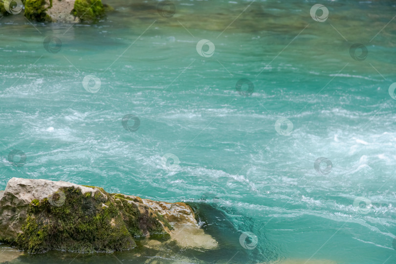 Скачать Скала находится посреди водоема фотосток Ozero