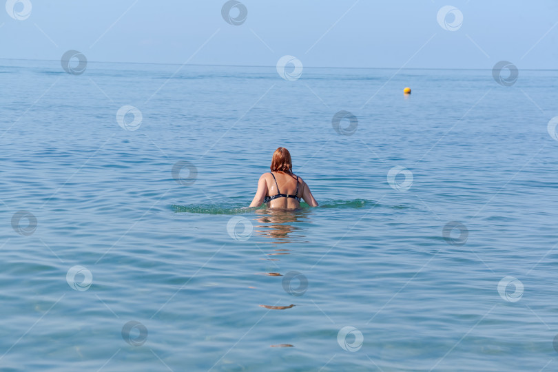 Скачать Женщина плавает в океане фотосток Ozero