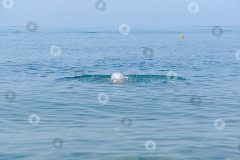 Скачать Человек плавает в океане фотосток Ozero