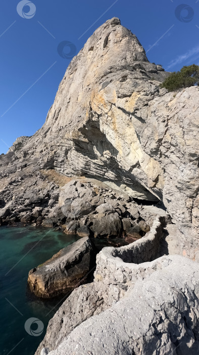 Скачать Гора с утесом на склоне фотосток Ozero