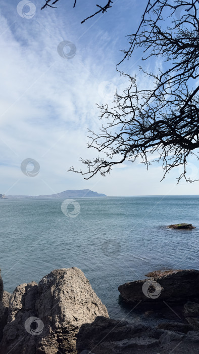 Скачать Скалистая береговая линия с водоемом на заднем плане фотосток Ozero