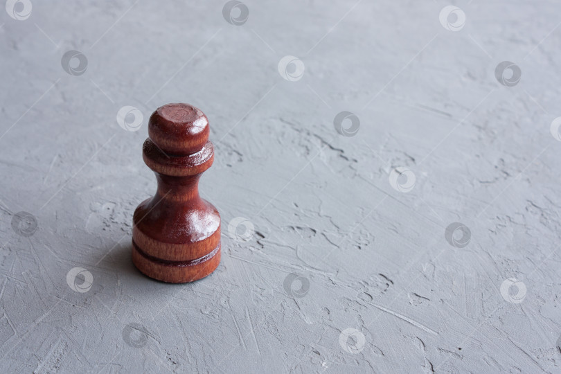 Скачать тренировочные шахматные пешки размещаются на сером фоне, выборочно фокусируясь фотосток Ozero