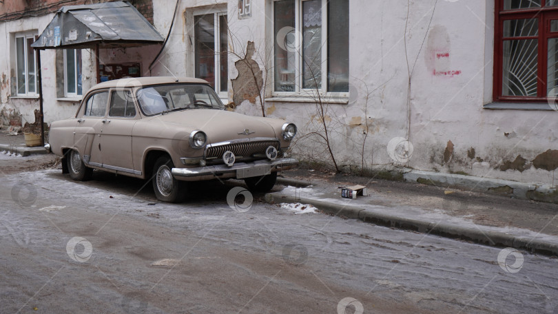 Скачать Старый автомобиль во дворе фотосток Ozero
