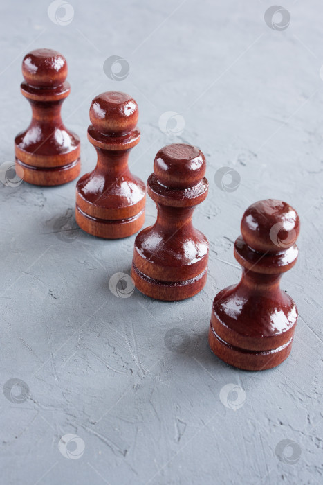 Скачать тренировочные шахматные пешки размещаются на сером фоне, выборочно фокусируясь фотосток Ozero