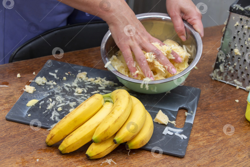 Скачать Руками готовлю банановый пирог на кухне. фотосток Ozero