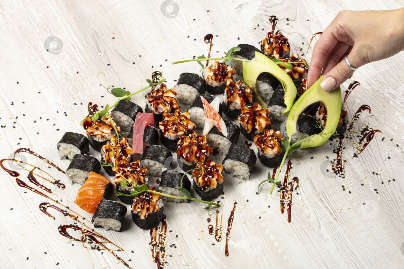 Скачать Набор суши-роллов, вид сверху крупным планом.Японская кухня. фотосток Ozero
