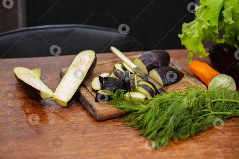 Скачать Овощи, фрукты и зелень на повседневном кухонном столе. фотосток Ozero