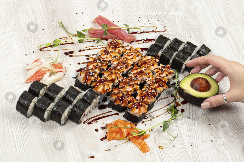 Скачать Набор суши-роллов, вид сверху крупным планом.Японская кухня. фотосток Ozero