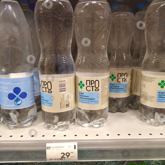 Скачать Отдел минеральной воды в магазине "Перекрёсток". фотосток Ozero