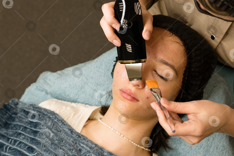 Скачать Процедура ультразвуковой чистки лица фотосток Ozero