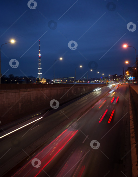 Скачать Движение в вечернем городе фотосток Ozero