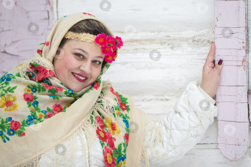 Скачать Портрет красивой девушки в русском платке. Молодая женщина. Русская деревня зимой. фотосток Ozero