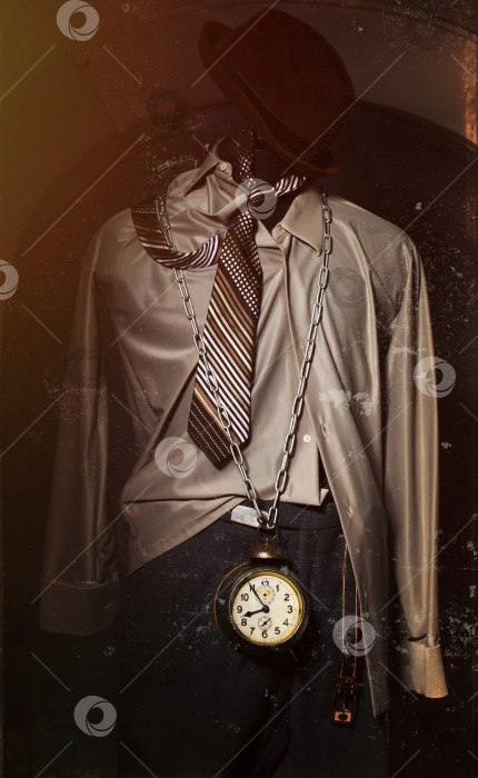 Скачать Ретро-фотография в костюме с галстуком и часами на цепочке на фоне трещин и царапин. Концепция безвозвратно ушедшего времени. фотосток Ozero