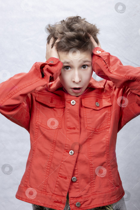 Скачать Ух ты. Студийный снимок эмоционального очаровательного маленького мальчика, удивленно поднимающего брови и шокированного происходящим, демонстрирует по-настоящему удивленную реакцию на неожиданную новость. фотосток Ozero