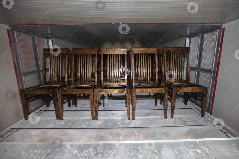 Скачать Деревообрабатывающее и столярное производство. Изготовление деревянных каркасных стульев. Покраска стульев в камерах. Производство мебели фотосток Ozero