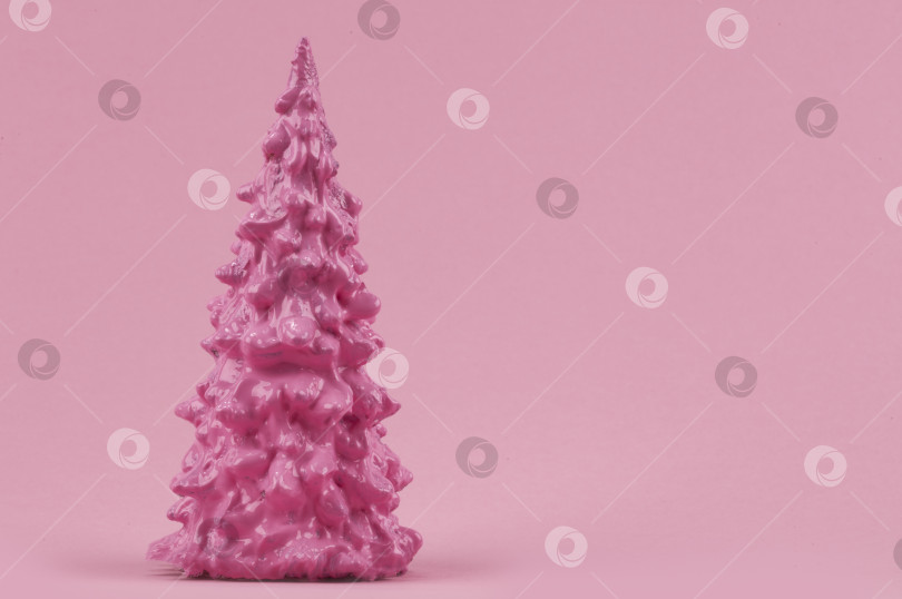 Скачать Рождественская композиция. Розовая рождественская елка на розовом фоне. счастливых праздников. минималистичная новогодняя концепция. фотосток Ozero