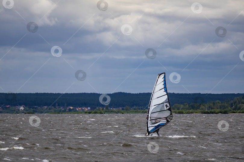 Скачать Спортсмен на виндсёрфинге на реке Кама фотосток Ozero
