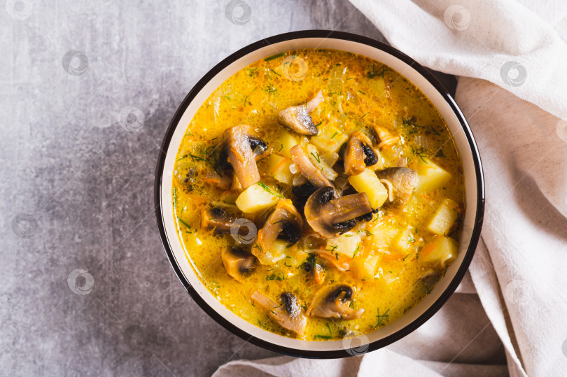 Скачать Крупный план вкусного супа с овощами, грибами и сыром в миске на столе, вид сверху фотосток Ozero