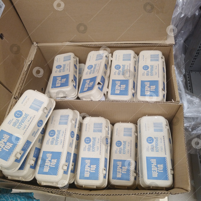 Скачать Отдел куриных яиц в магазине "Чижик". фотосток Ozero