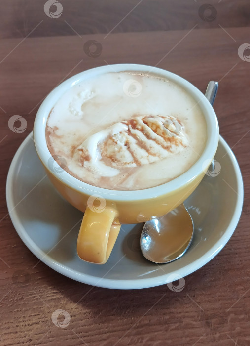 Скачать Чашка кофе гляссе на столе фотосток Ozero