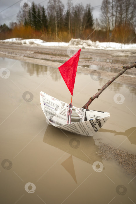 Скачать Бумажный кораблик в воде фотосток Ozero