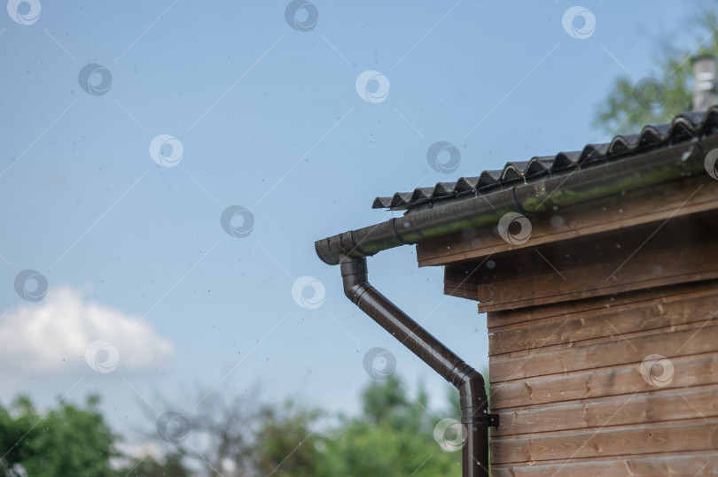 Скачать дождь стекает с крыши вниз фотосток Ozero