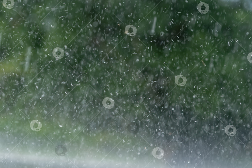 Скачать Текстура естественного дождя на размытом зеленом фоне фотосток Ozero