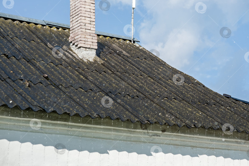Скачать дождь капает с крыши в солнечный жаркий день фотосток Ozero